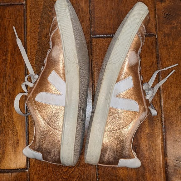VEJA Rise Gold Sneaker - Picture 2 of 8